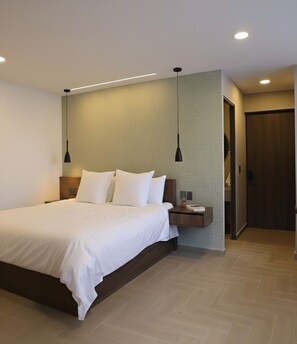 Dobbeltrom – grand | Allergitestet sengetøy, minibar, skrivebord og skrivebord for bærbar PC