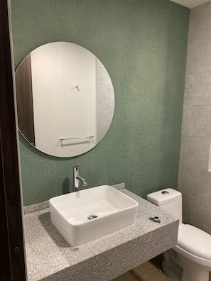 Baño | Regadera, amenidades de baño gratuitas, secadora de cabello, toallas
