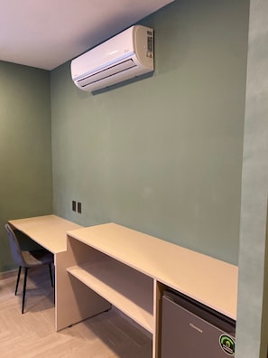 Escritorio y espacio para trabajar con laptop