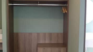 Studio | Hypo-allergenic bedding, minibar, desk, laptop workspace