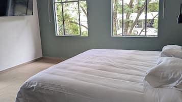 Studio | Allergitestet sengetøy, minibar, skrivebord og skrivebord for bærbar PC