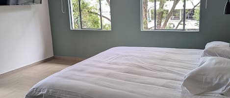 Studio | Hypo-allergenic bedding, minibar, desk, laptop workspace