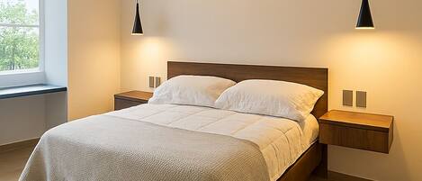 Hypo-allergenic bedding, minibar, desk, laptop workspace