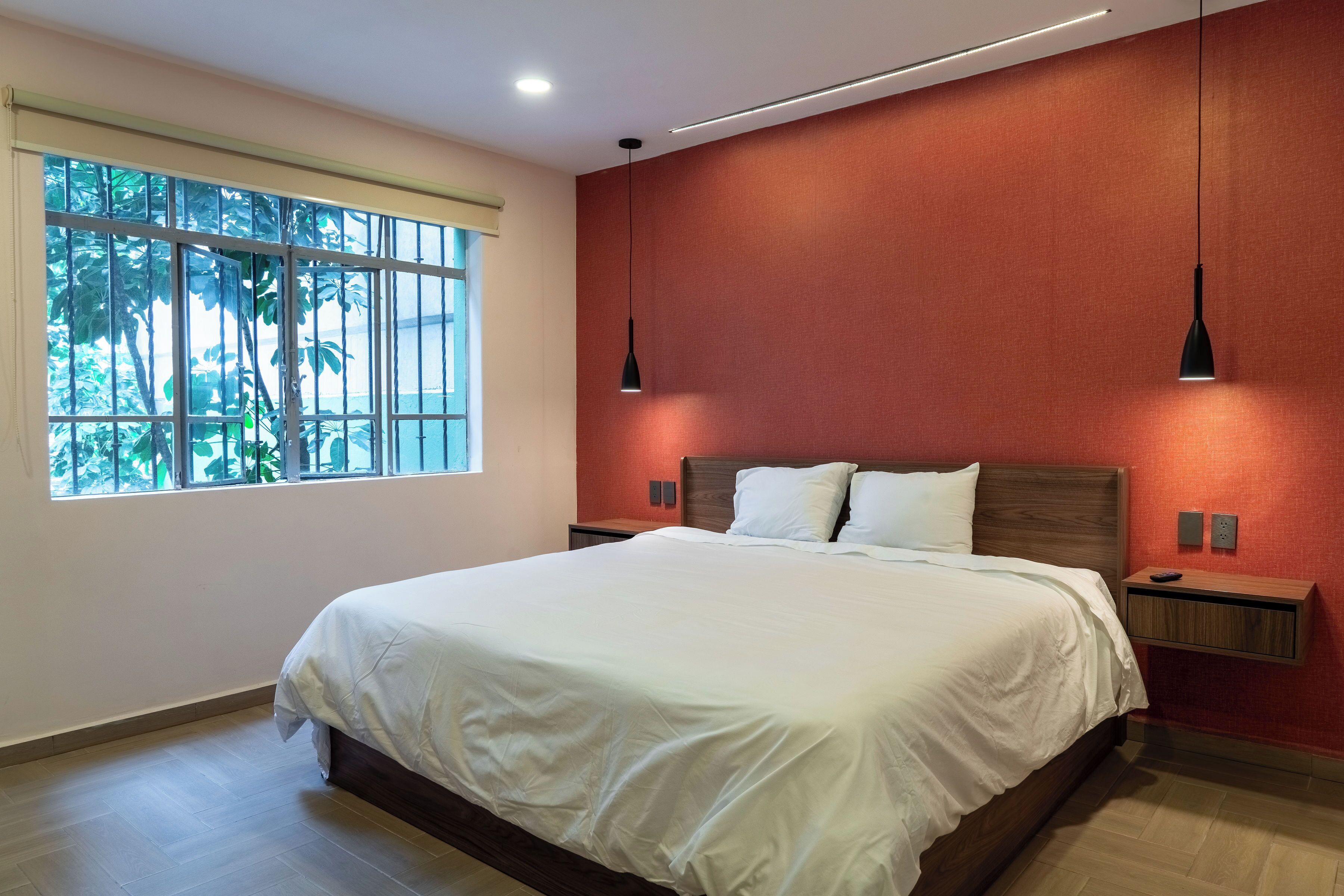 Dobbeltrom | Allergitestet sengetøy, minibar, skrivebord og skrivebord for bærbar PC