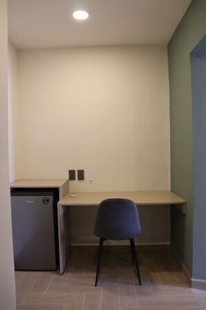 Allergitestet sengetøy, minibar, skrivebord og skrivebord for bærbar PC