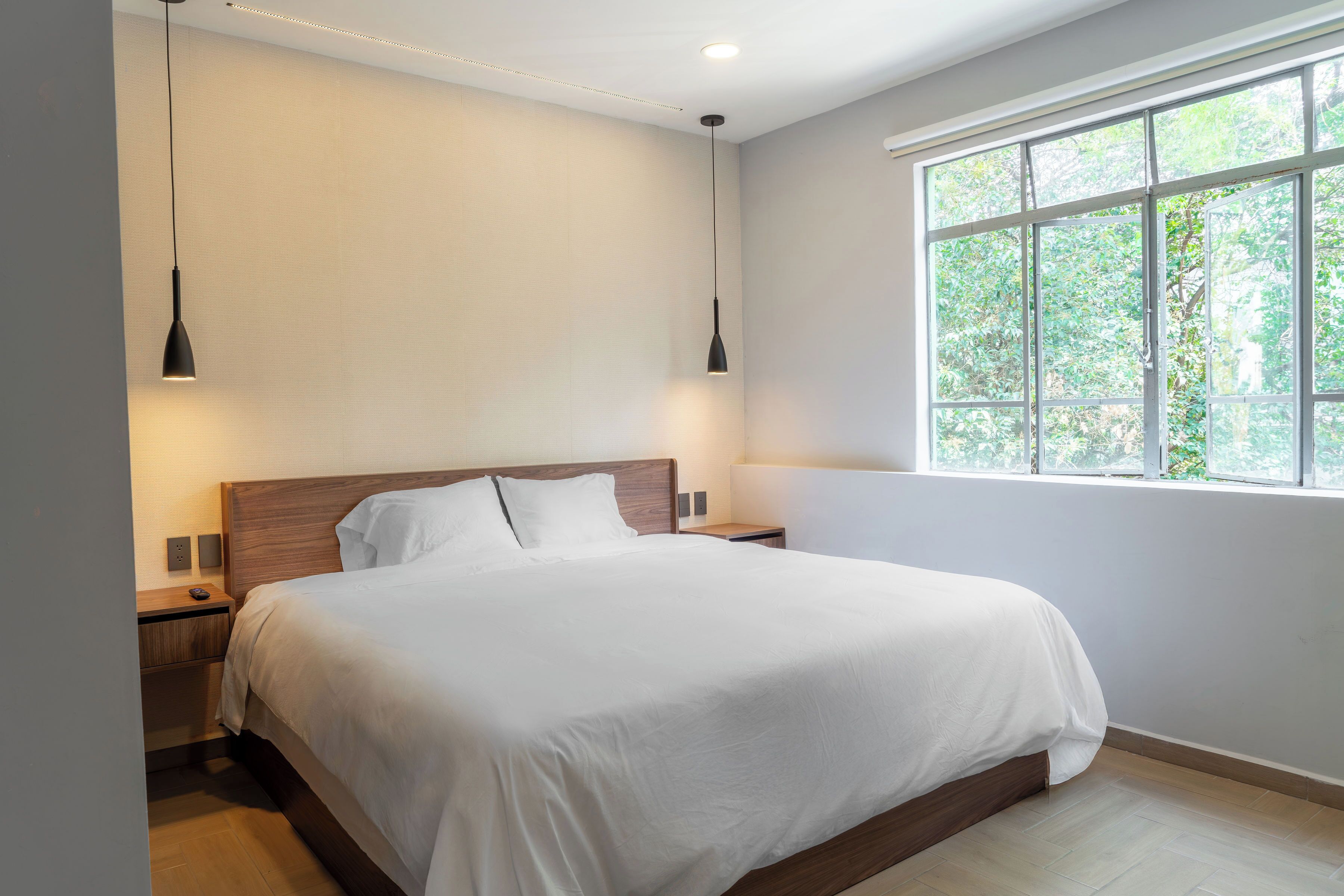 Dobbeltrom | Allergitestet sengetøy, minibar, skrivebord og skrivebord for bærbar PC