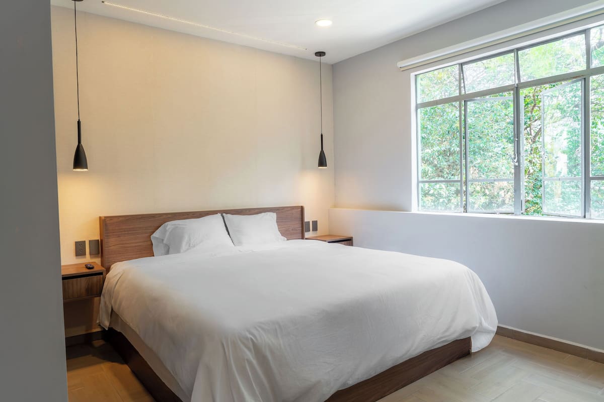 Ropa de cama hipoalergénica, minibar y escritorio