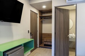 Dubbelrum | Allergitestade sängkläder, minibar, skrivbord och arbetsyta för laptop