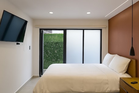 Ropa de cama hipoalergénica, minibar y escritorio