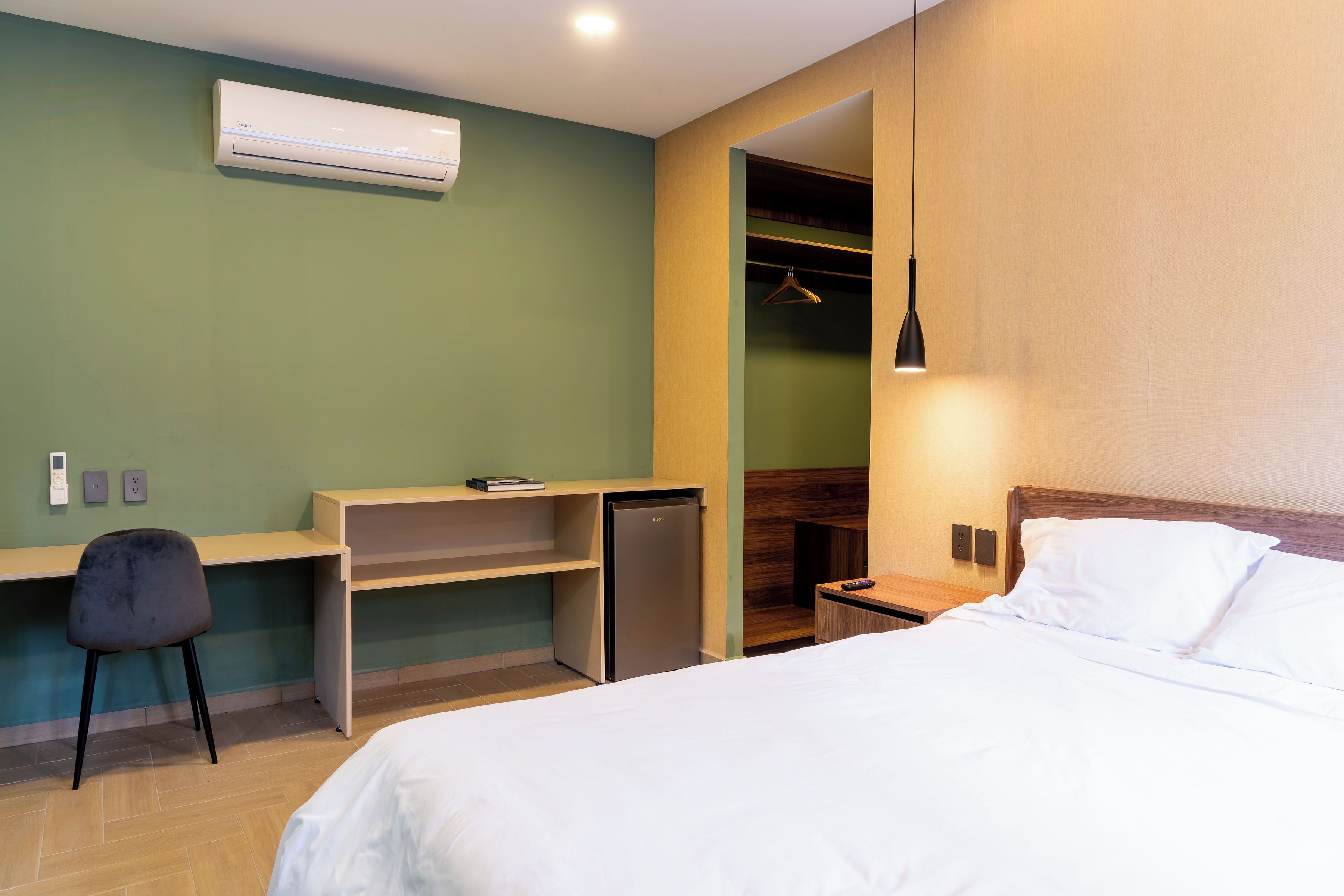 Dobbeltrom – comfort | Allergitestet sengetøy, minibar, skrivebord og skrivebord for bærbar PC