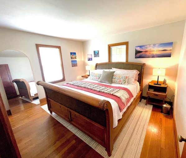 2 bedrooms, iron/ironing board, internet, bed sheets