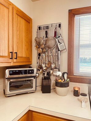 Microondas, horno, placa de cocina