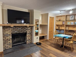 Dining - Cozy studio in delightful Rapid City, 15 minutes from the beautiful Black Hills. (Rapid City)