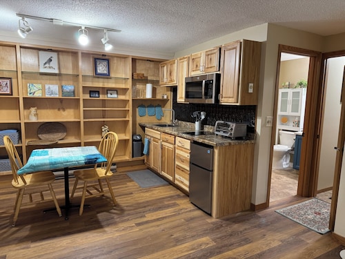 Cozy studio in delightful Rapid City, 15 minutes from the beautiful Black Hills.