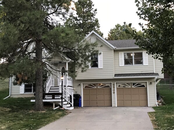 Exterior - Cozy studio in delightful Rapid City, 15 minutes from the beautiful Black Hills. (Rapid City)