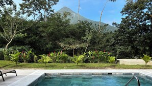 Une piscine avec vue sur une montagne en arrière-plan.
