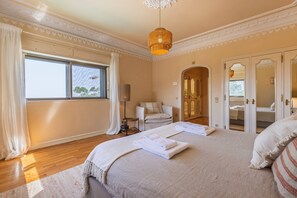 6 habitaciones, tabla de planchar con plancha, internet y ropa de cama 