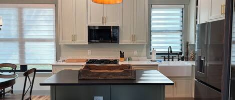 Een microgolfoven, een oven, een kookplaat, een vaatwasser