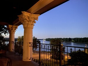 Property grounds - Welcome to the Banks of Aurora - A Charming River View Home in Downtown Aurora (Aurora)