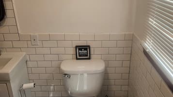 Toallas, jabón, papel de baño