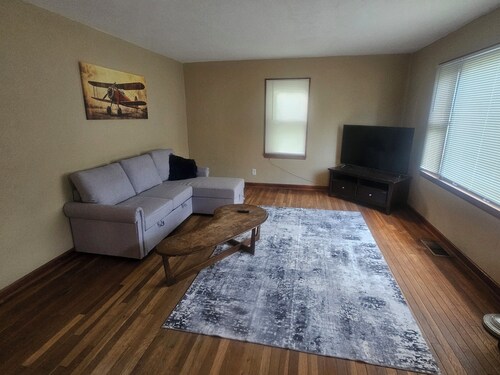 Charming 2-bedroom house in Frankfort with AC