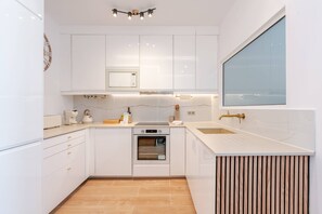 Réfrigérateur, micro-ondes, four, plaque de cuisson