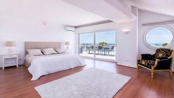 5 bedrooms, iron/ironing board, internet, bed sheets