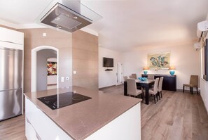 冷蔵庫、電子レンジ、オーブン、コンロ