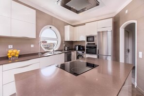 冷蔵庫、電子レンジ、オーブン、コンロ