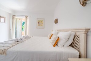 2 bedrooms, iron/ironing board, internet, bed sheets