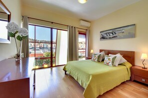 4 عدّة غرف نوم ومكواة/لوح كي وخدمة الإنترنت وملاءات أسرّة