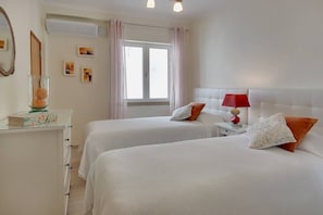 3 bedrooms, iron/ironing board, internet, bed sheets