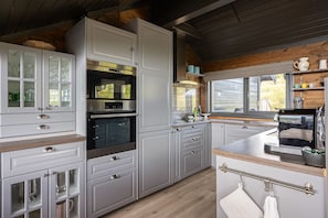 Kühlschrank, Mikrowelle, Ofen, Geschirrspüler