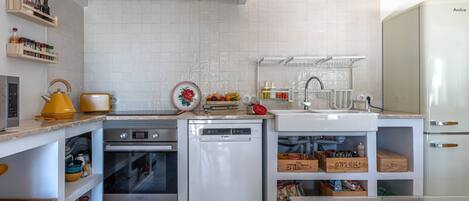 Køleskab, mikrobølgeovn, ovn, kogeplade