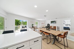 ハウス ベッド (複数台) パティオ ガーデンビュー (220 Christmas Tree Lane) | リビング エリア | 55 インチの薄型テレビ (デジタル放送視聴可)