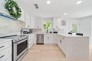 House, Multiple Beds, Patio, Garden View (220 Christmas Tree Lane) | Private kitchen | Fridge, microwave, oven, stovetop