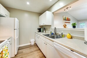 Fridge, microwave, oven, stovetop - 1 Mi to ECU Hospital: Greenville Home w/ Yard! (Greenville)