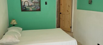 Cozy studio apartment with private parking