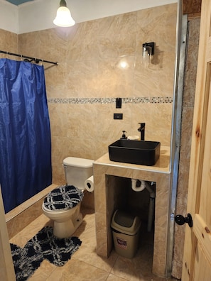 Suite studio classique, vue sur la cour intérieure | Salle de bain | Savon