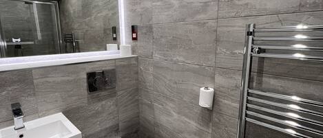 Douche, séchoir à cheveux, serviettes fournies, savon