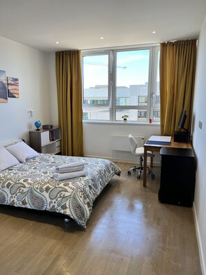 2 habitaciones, tabla de planchar con plancha, wifi y ropa de cama