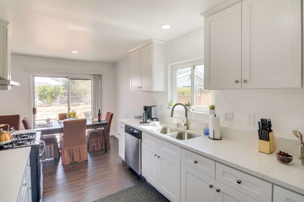 Fridge, microwave, stovetop, dishwasher