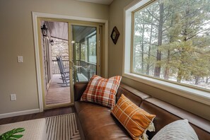 Smart-tv, eldstad, dvd-spelare och böcker