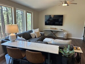 Smart-tv, eldstad, dvd-spelare och böcker