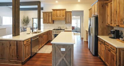 Luxury Cabin for all ages in charming Show Low!