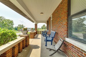 Terrace/patio - Remodeled Columbia Home: 14 Mi to St Louis (Columbia)