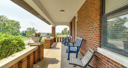 14 Mi to St Louis: Dog-Friendly Columbia Home
