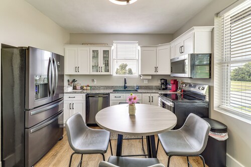 Remodeled Columbia Home: 14 Mi to St Louis