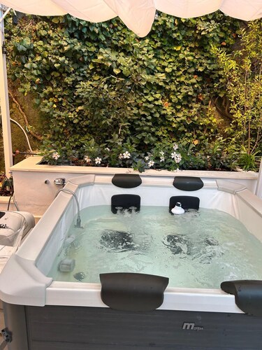 Apartment with 100 sqm terrace and sea view, with hot tub, center