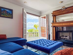 Smart TV, fireplace, video games, computer monitors - LA Pool & Rooftop Estate – Valley Views – Sleeps 10 – Universal 10 min (Los Angeles)